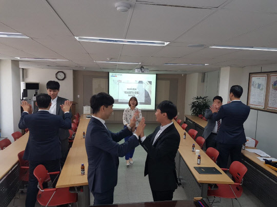 27일 에스원 경북사업팀 사업장을 찾은 서비스강사가 지사 회의실에서 에스원 임직원을 대상으로 서비스 교육을 진행하고 있다.    에스원 제공